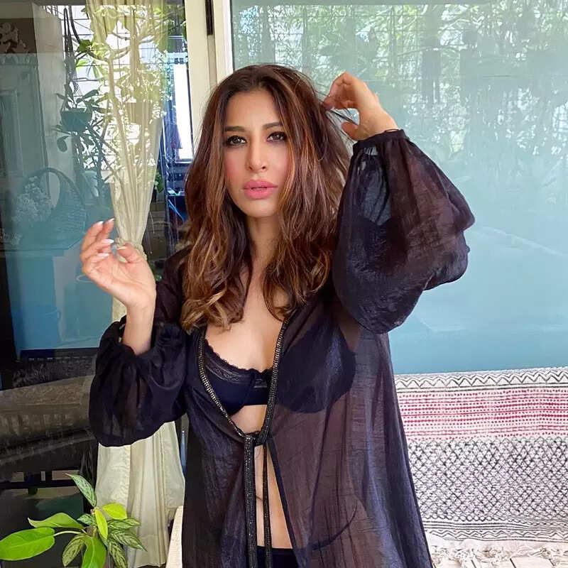 These new pictures of Sophie Choudry in stylish beachwear with a sheer cape will leave you absolutely awestruck!